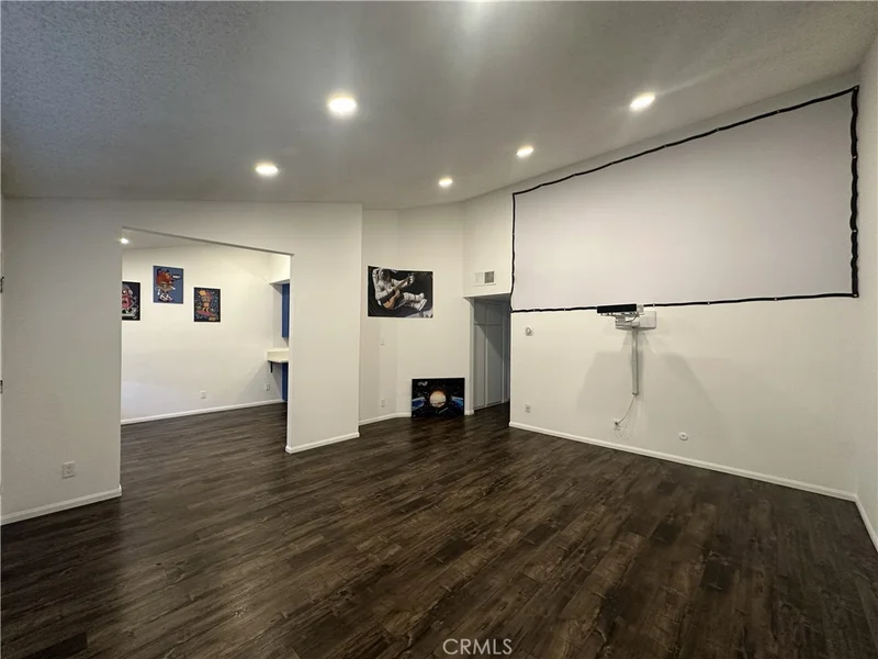 5500 Lindley 222 photo 2