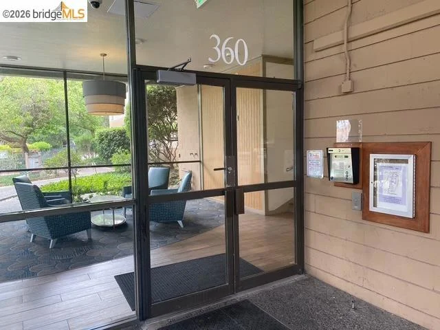 360 N Civic Dr photo 2