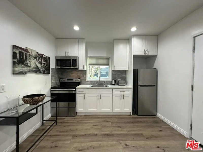 19542 Hart Street
