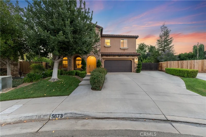 5673 N Sycamore photo 2