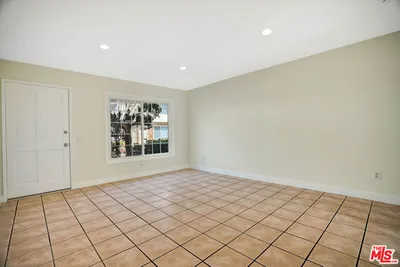 10065 De Soto Avenue 304 photo 2