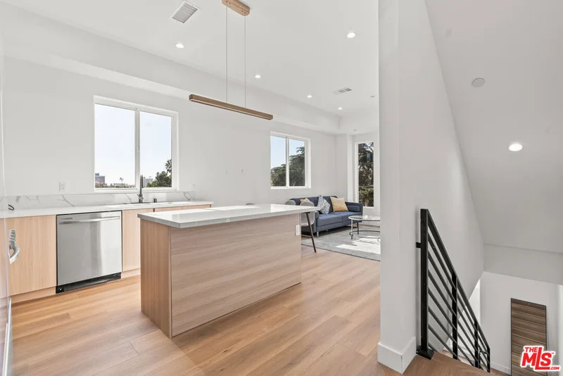 236 S Carondelet Street, Los Angeles, CA 90057