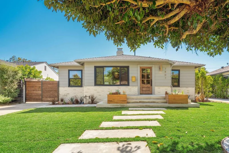7807 Agnew Ave, Los Angeles, CA 90045