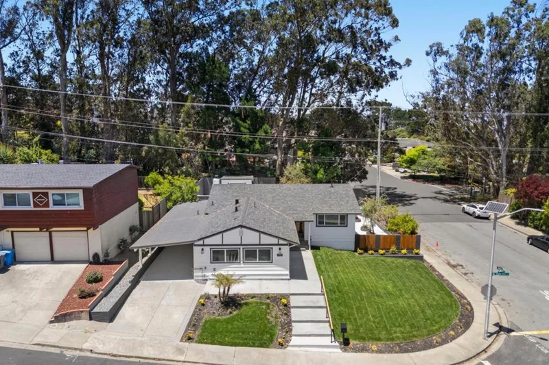 Photo 2 of 2600 Evergreen Drive