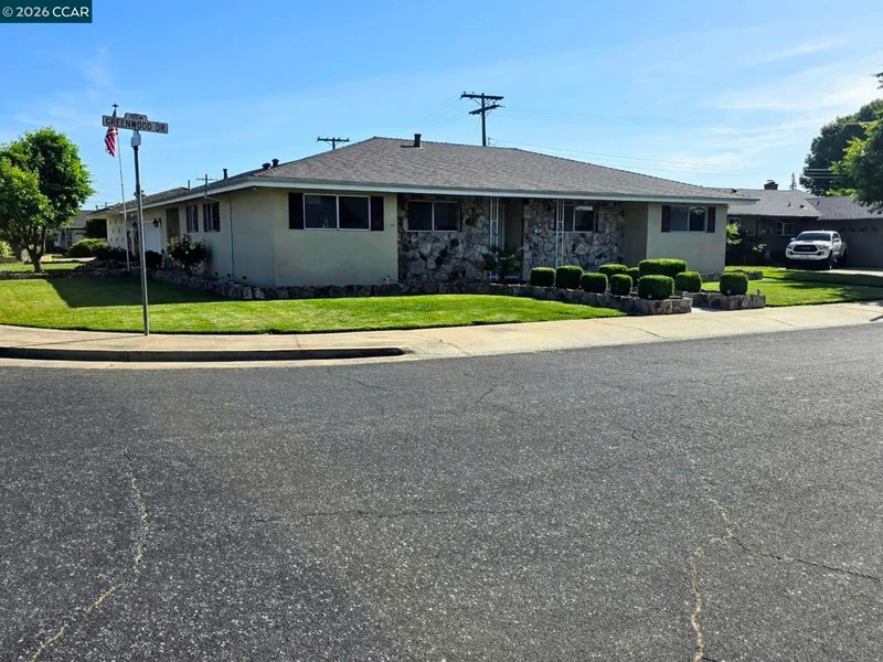 750 Greenwood Dr photo 2