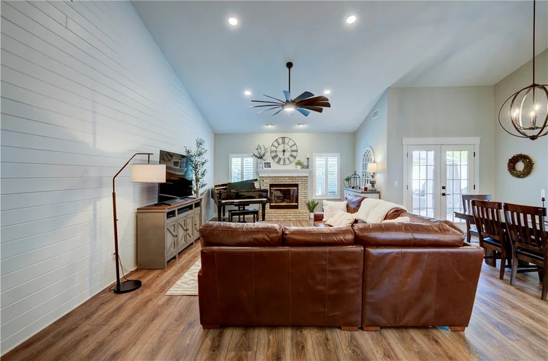 1812 E Oakmont, Fresno, CA 93730