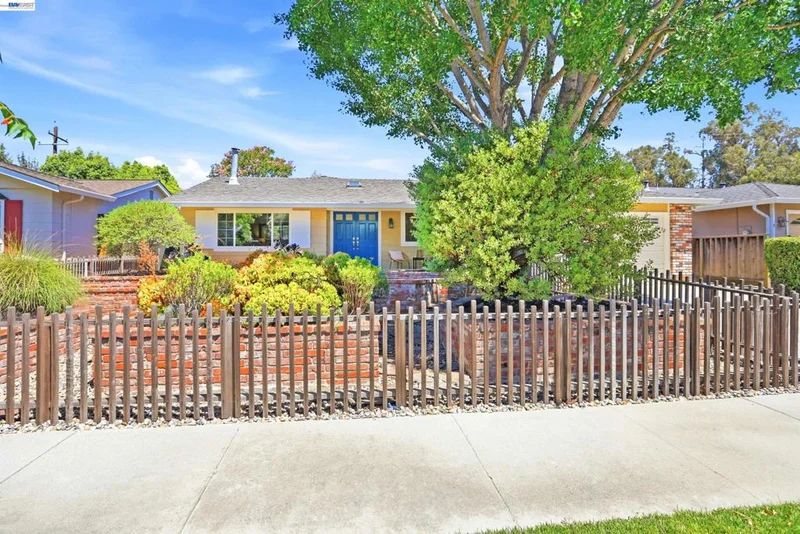 1109 Lynhurst Way