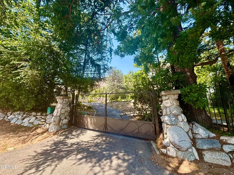 1945 E Altadena Drive E, Altadena, CA 91001