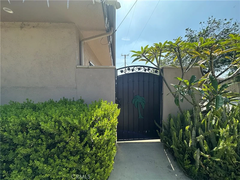 320 N Lyman studio
