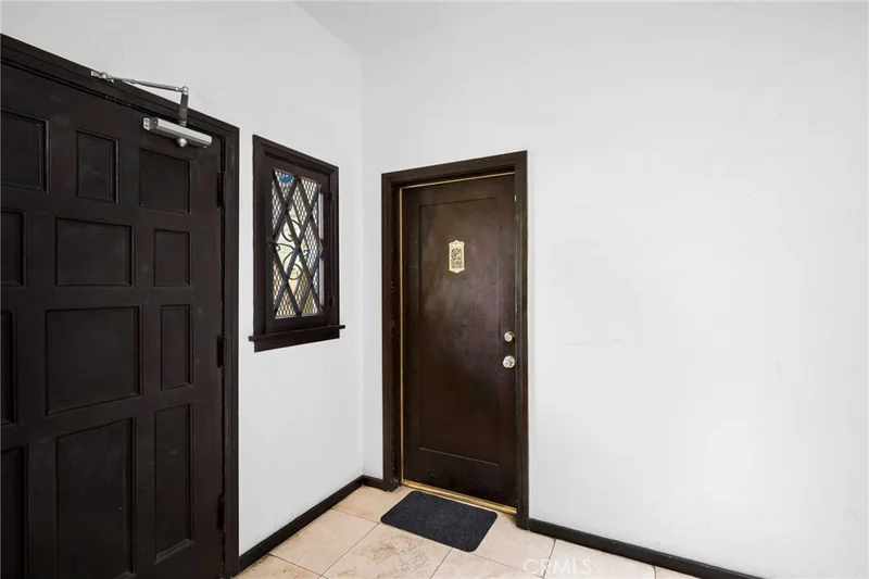 218 216 E Windsor Road 1 photo 2