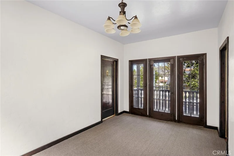 218 216 E Windsor Road 3 photo 2