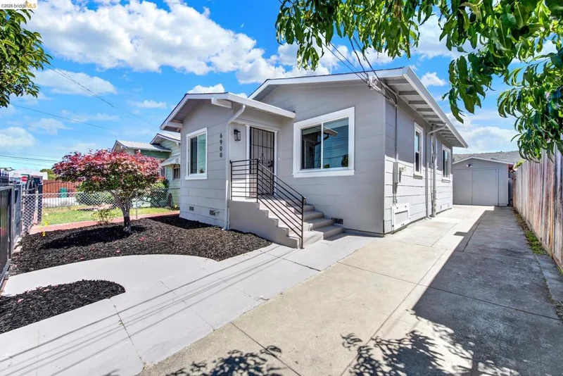 6900 Halliday Ave, Oakland, CA 94605