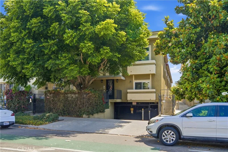 1554 N Hobart 2 photo 2