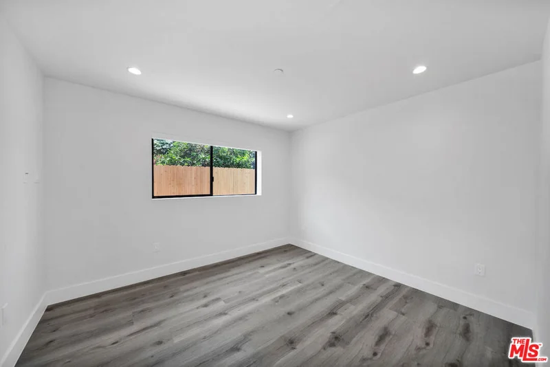 11524 Emelita Street photo 2