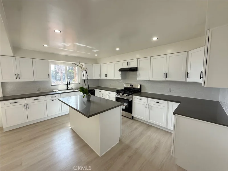 564 W Macarthur 3