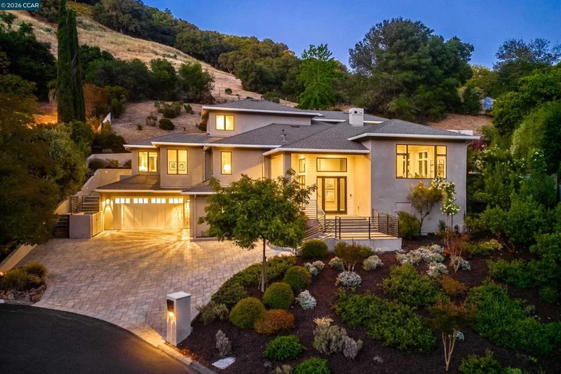 84 Mossbridge Lane, Orinda, CA 94563