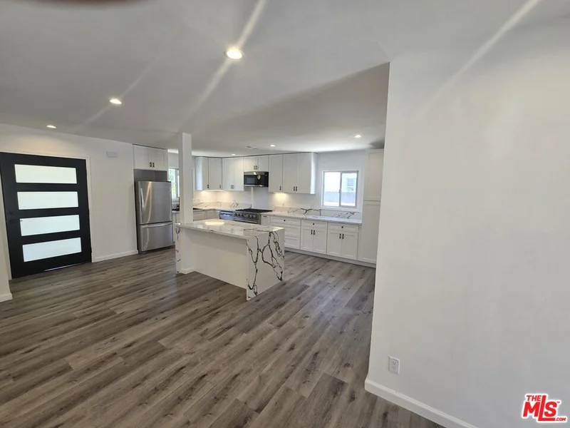 10342 Haskell Avenue photo 2