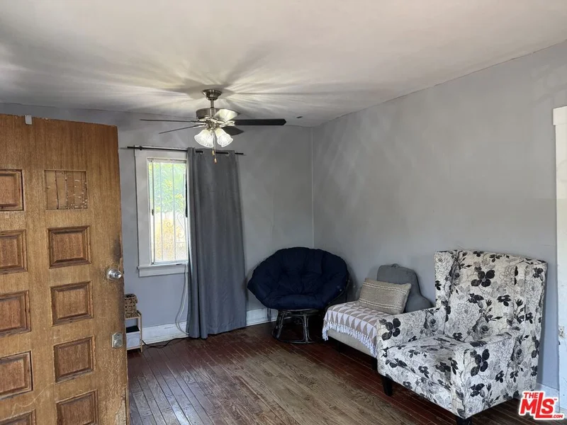 1537 Blake Avenue photo 2