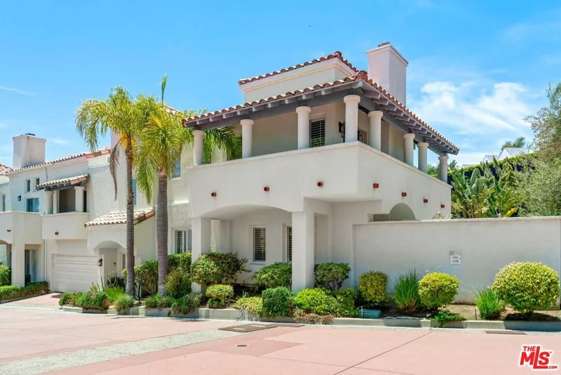 6435 Zumirez Drive 21