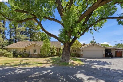 200 Greenwich Ln photo 2