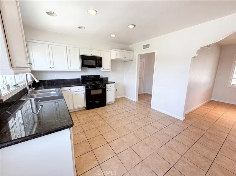 322 E Mariposa photo 2