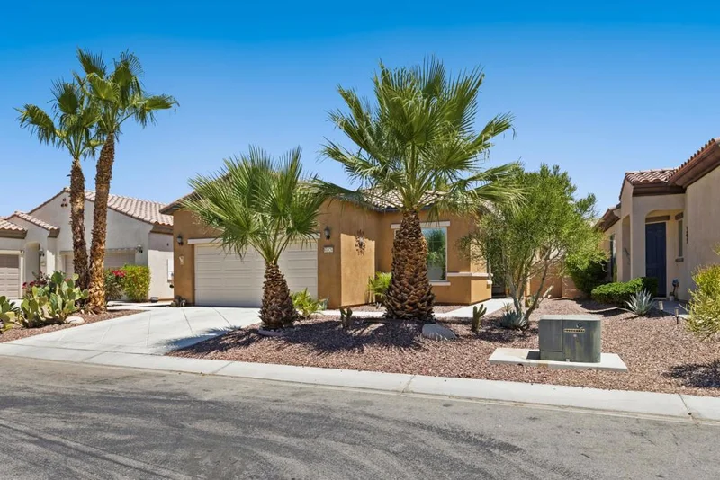 81526 Avenida Viesca