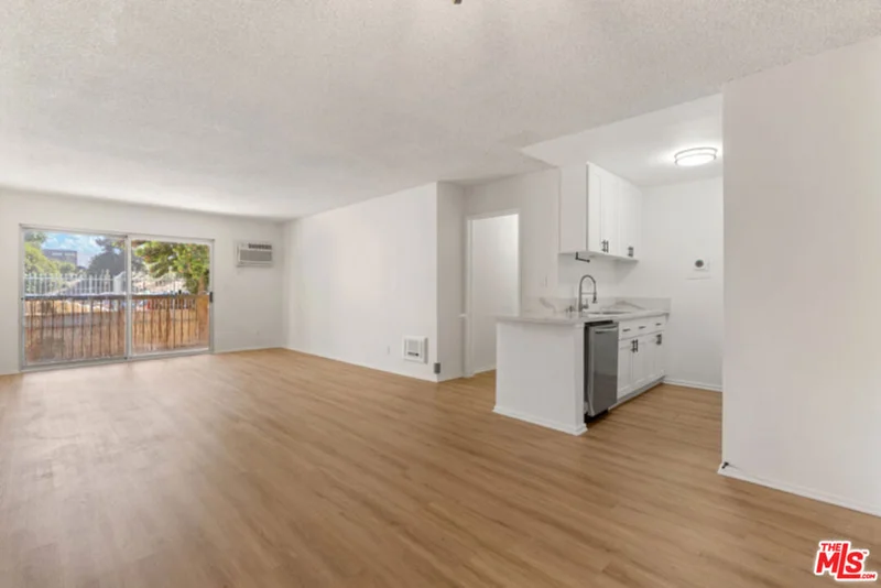 18307 Burbank Boulevard 118 photo 2