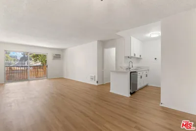 18307 Burbank Boulevard 118 photo 2