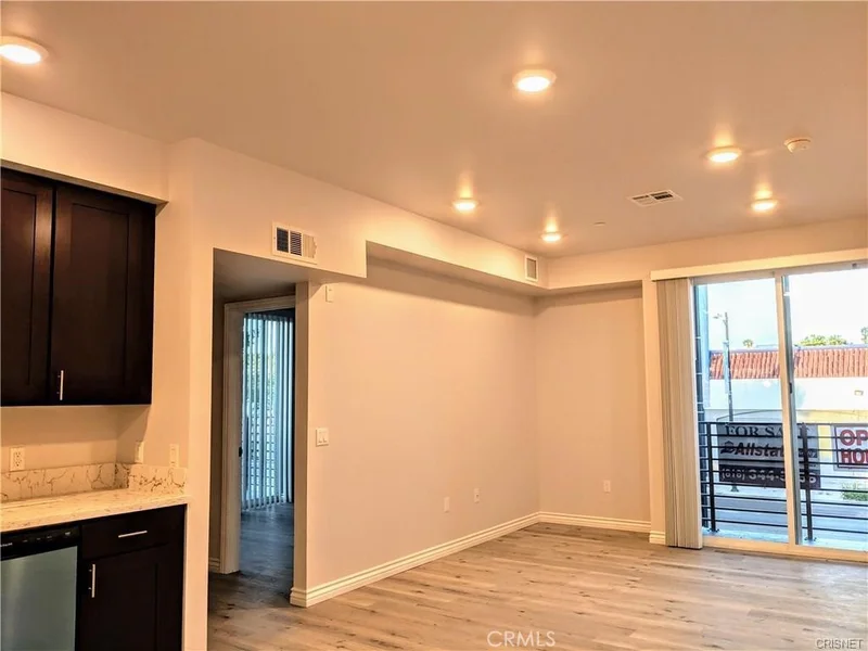 7343 Reseda Boulevard photo 2