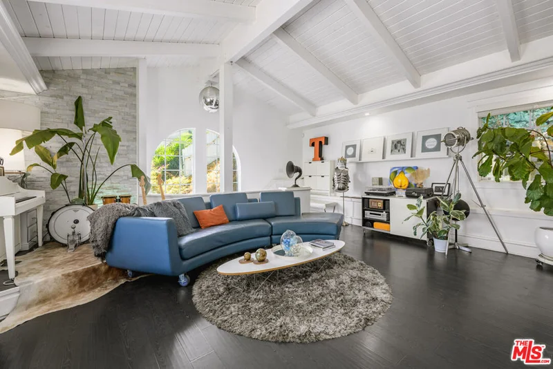 2225 N Cahuenga Boulevard photo 2