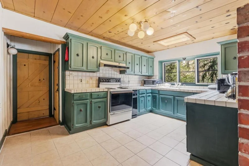 16219 Highland Drive photo 2