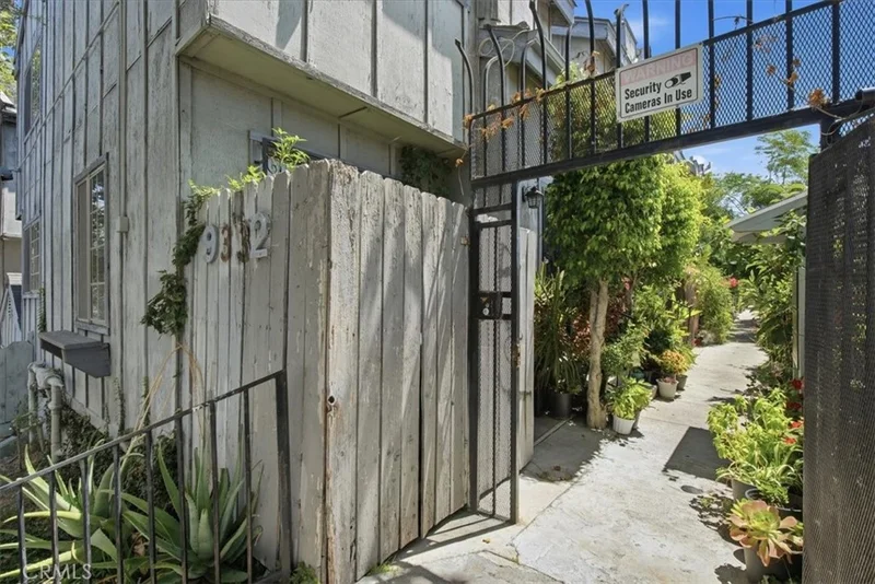 9332 Van Nuys 69 photo 2