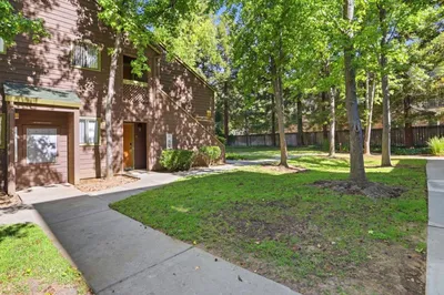 1211 Yarwood Court photo 2