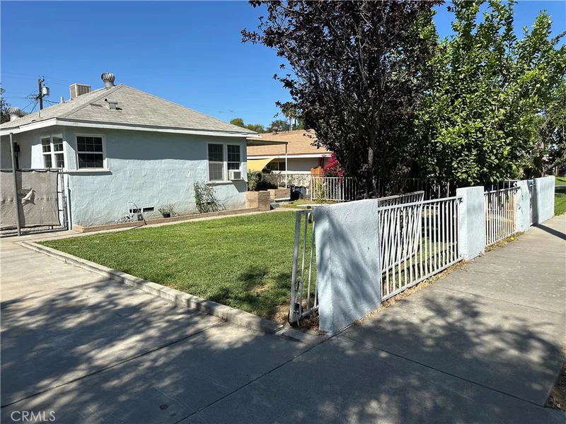 3432 Russell photo 2