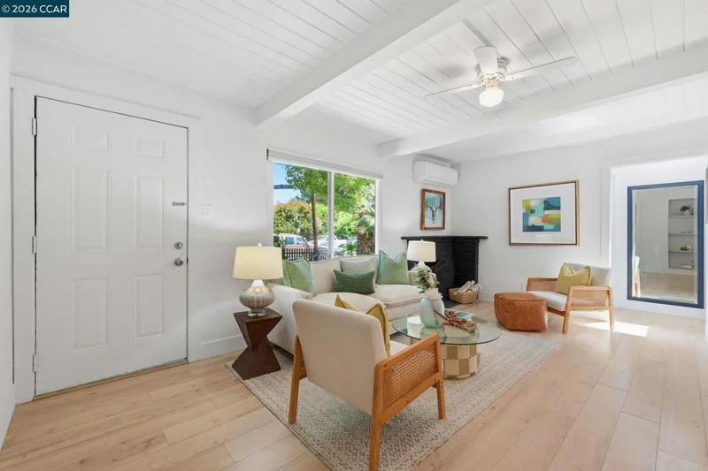 2082 Overhill Rd photo 2