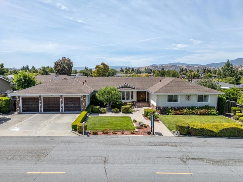 747 Ridgemark Drive, Hollister, CA 95023
