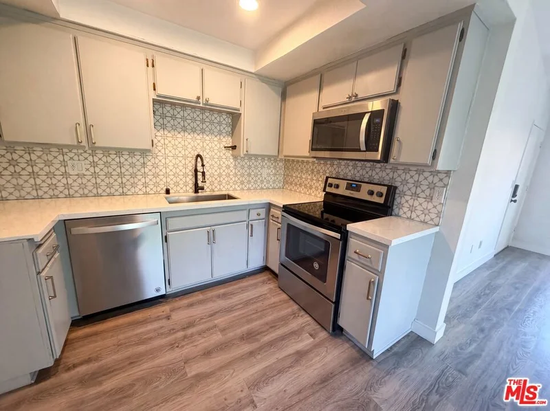 7300 Corbin Avenue M photo 2