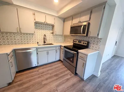 7300 Corbin Avenue M photo 2