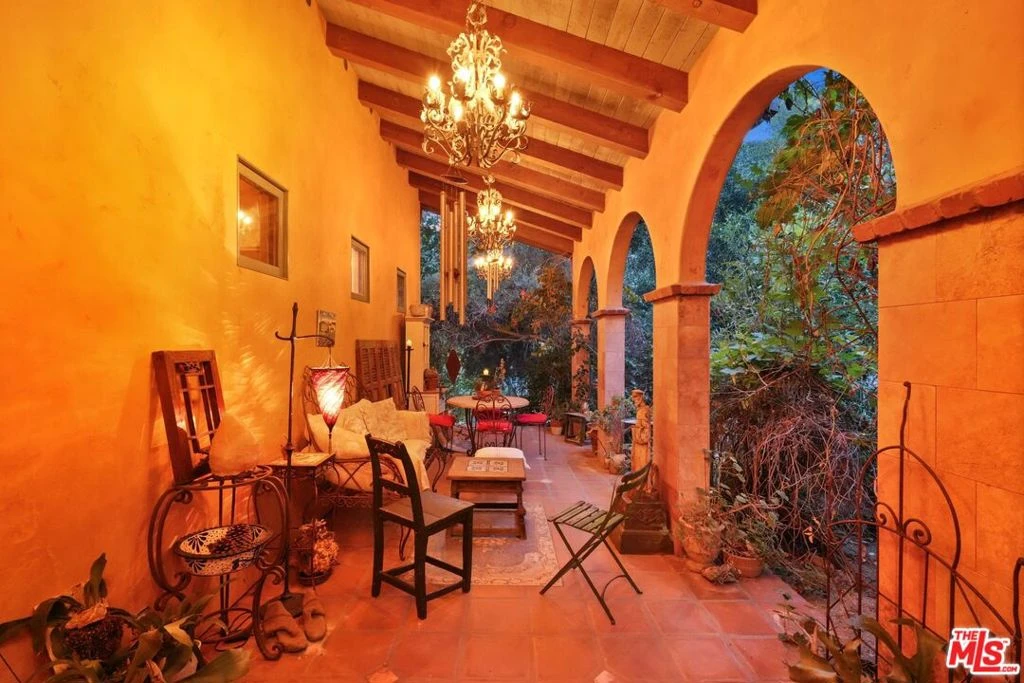 Interior 4