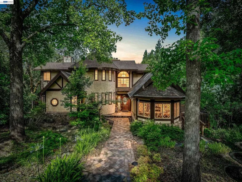8681 Winding Way
