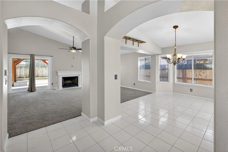 5577 W Paul photo 2