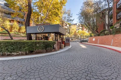 4774 Park Encino 206