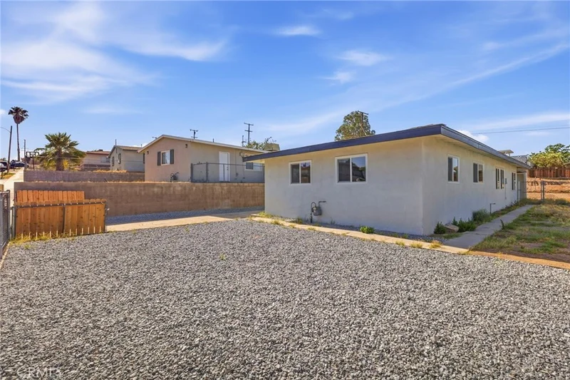 937 E Elizabeth photo 2