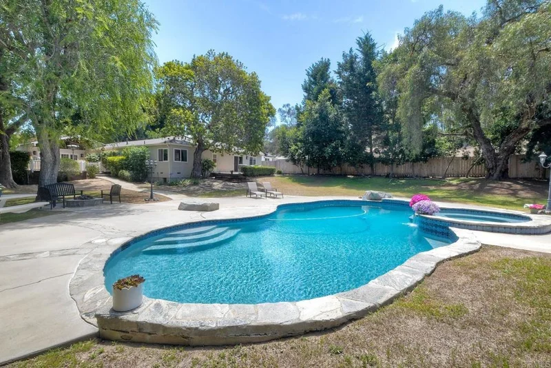 1143 Cypress Dr, Vista, CA 92084