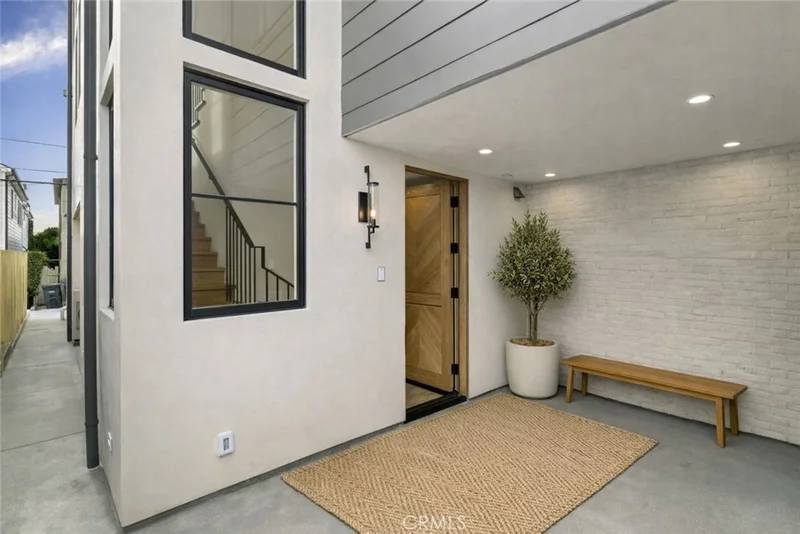Photo 2 of 715 1/2 Poinsettia Avenue