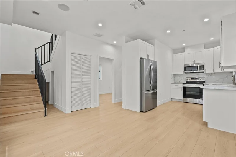 326 Leslie Way