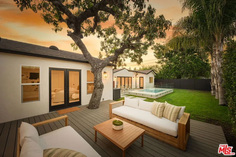 3953 S Victoria Avenue, Los Angeles, CA 90008