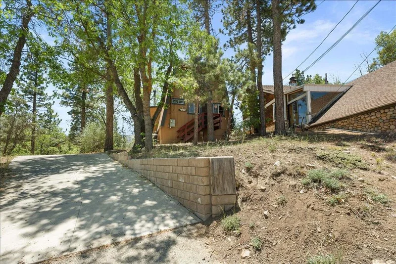 Photo 2 of 1011 Butte Avenue