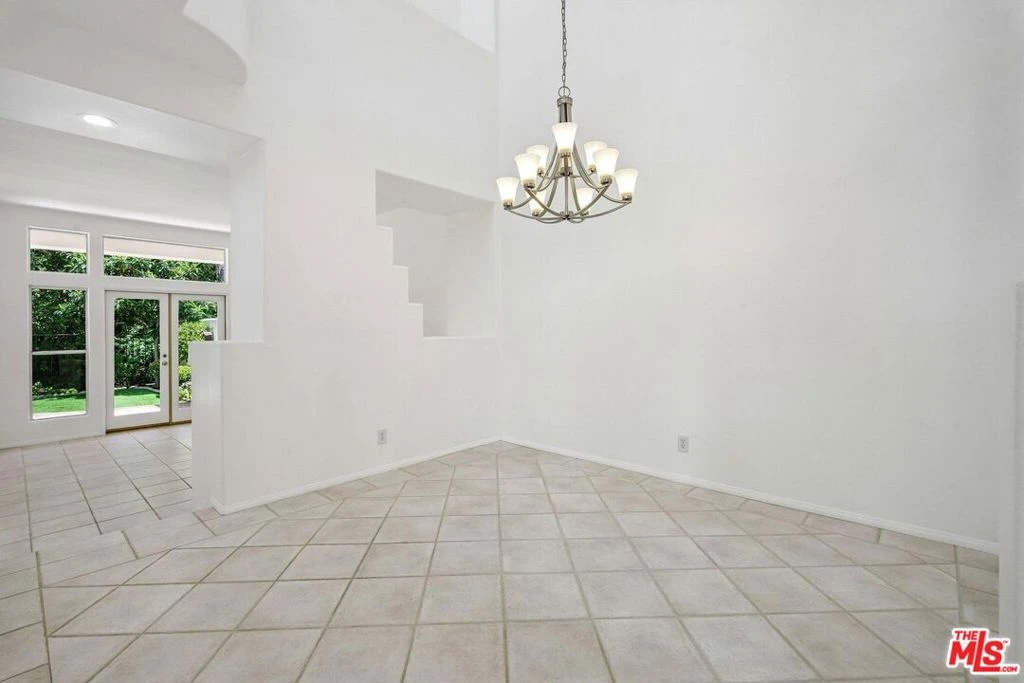 Interior 4