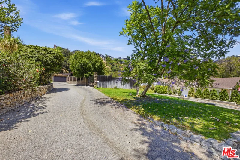 2215 Crescent Avenue, Montrose, CA 91020